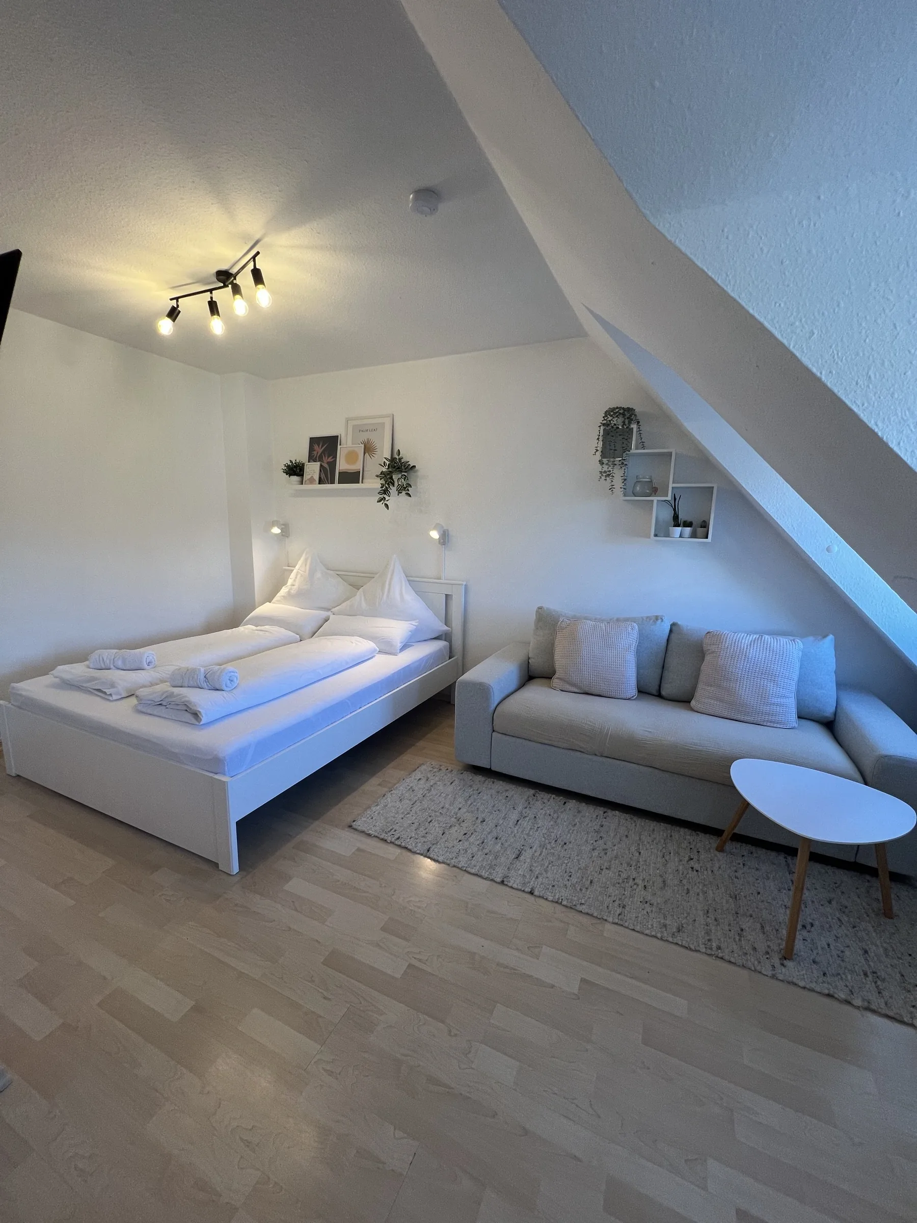 Ferienwohnung NAMI in Memmingen – Studio mit Doppelbett und Sofa