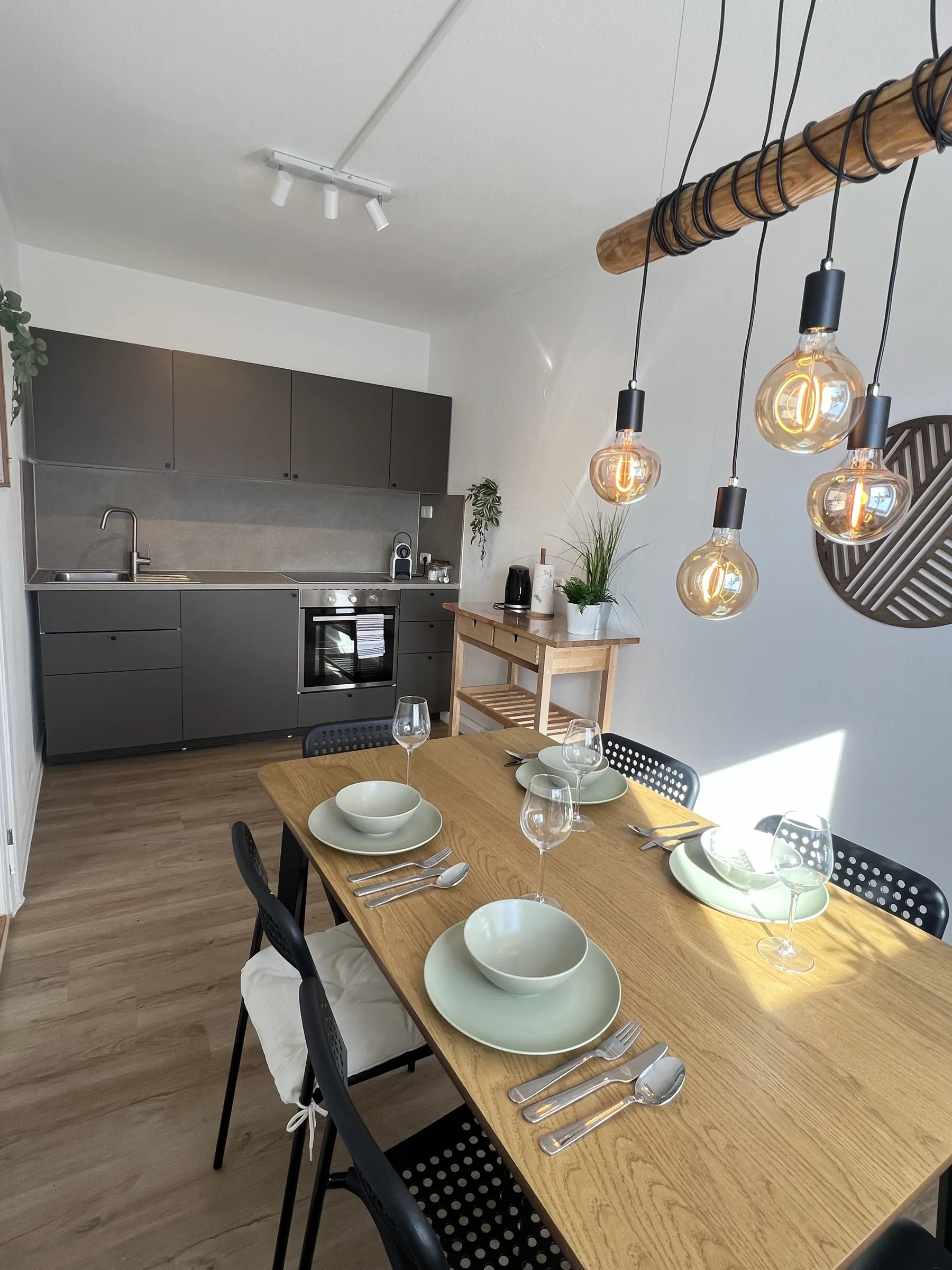 Ferienwohnung SANJI in Memmingen – Essbereich mit Küche