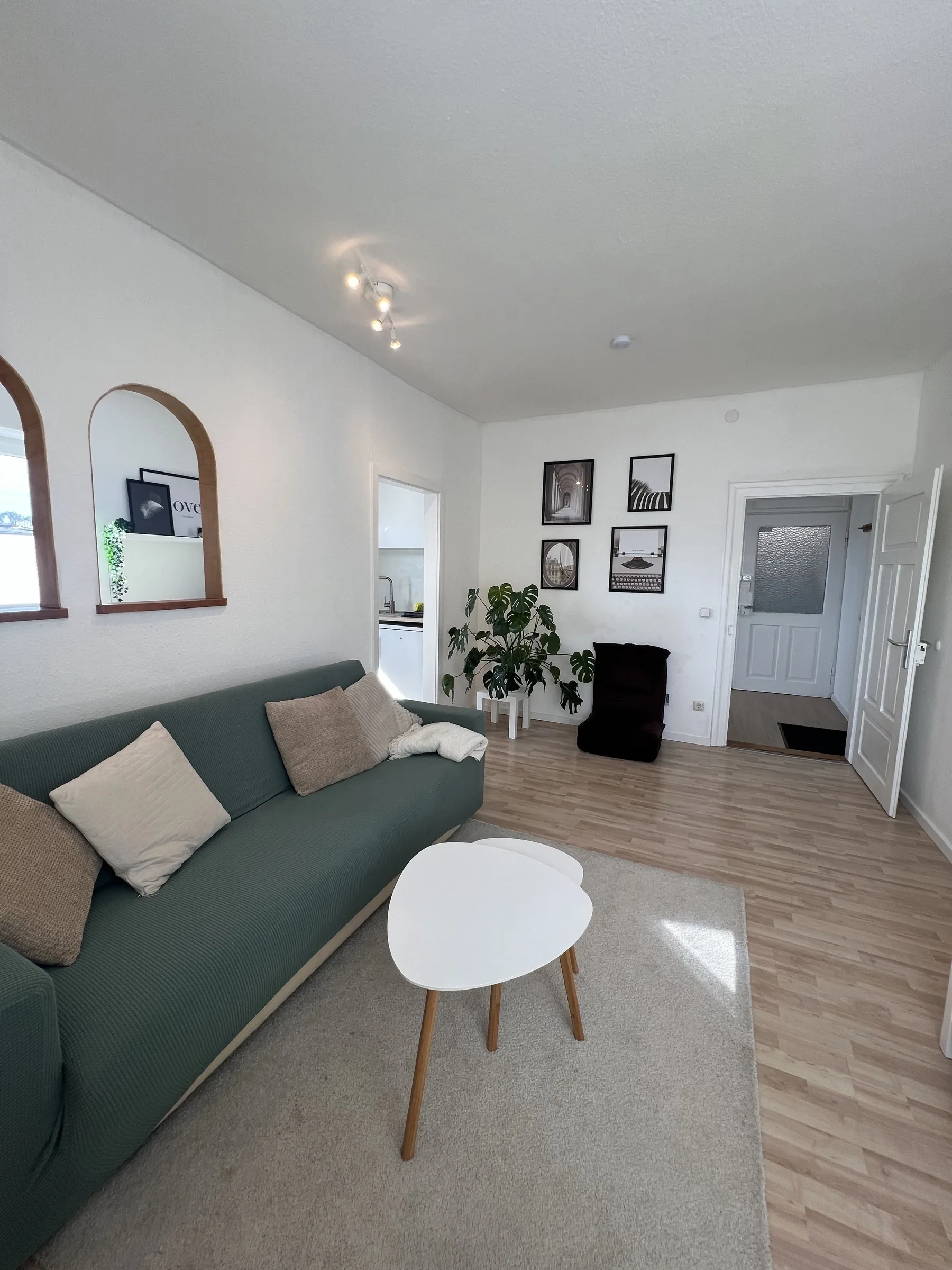 Ferienwohnung TONY in Memmingen – helles Wohnzimmer mit Sofa