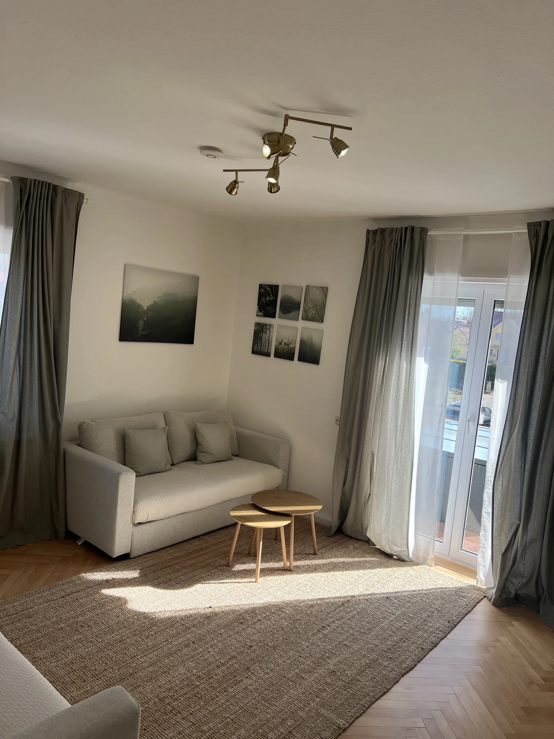 Ferienwohnung ZORO in Memmingen – helles Wohnzimmer mit Sofa