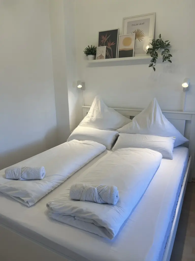 Ferienwohnung NAMI in Memmingen – Doppelbett mit frischer Bettwäsche