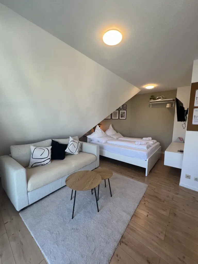 Ferienwohnung ROBIN in Memmingen – Wohn- und Schlafbereich