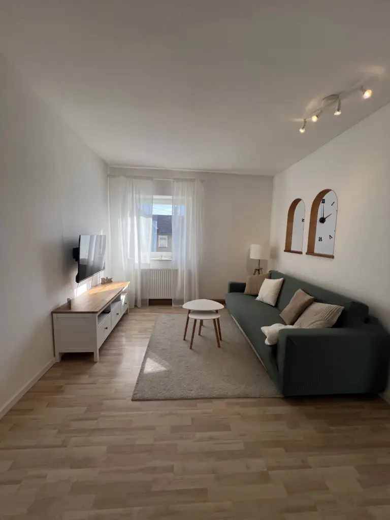 Ferienwohnung TONY in Memmingen – Wohnzimmer mit Sofa und Couchtisch