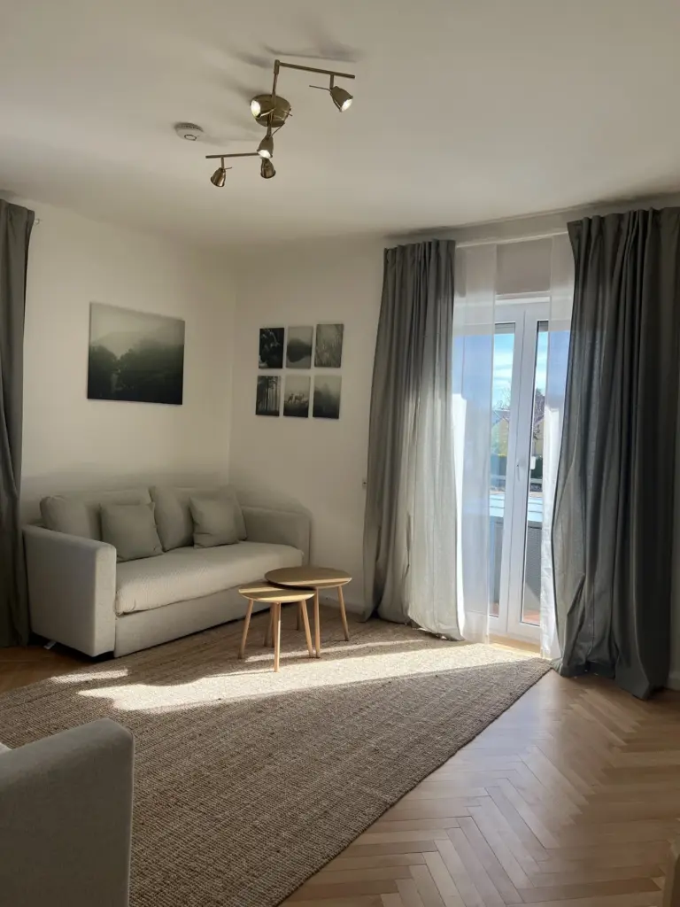 Ferienwohnung ZORO in Memmingen – Wohnzimmer mit Balkontür