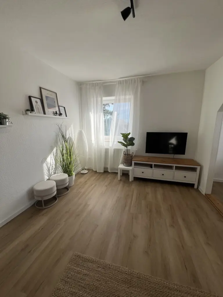 Ferienwohnung LYSOP in Memmingen – helles Wohnzimmer mit Sofa