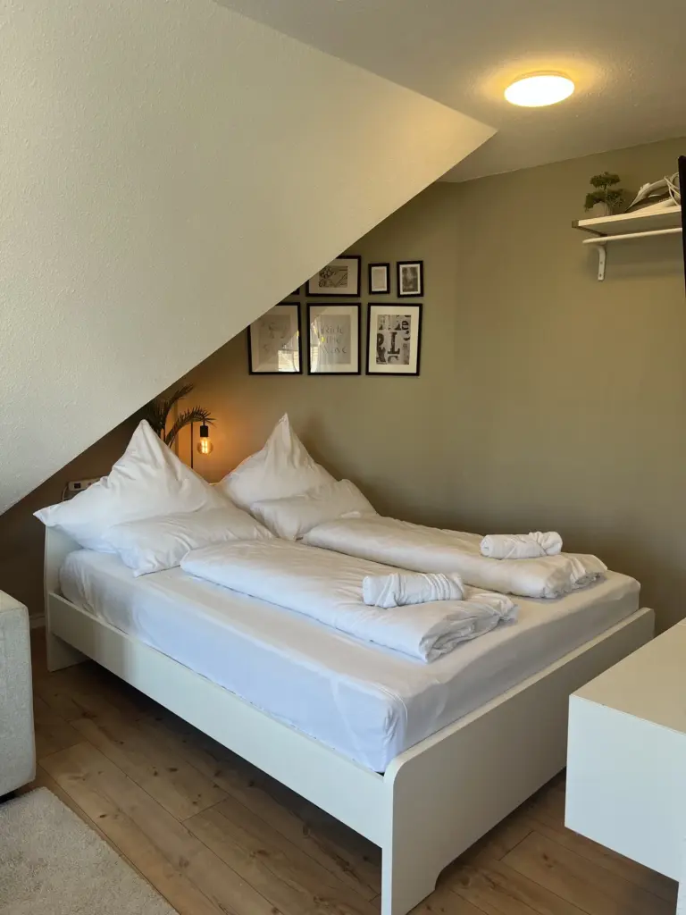 Ferienwohnung ROBIN in Memmingen – Doppelbett mit frischer Bettwäsche