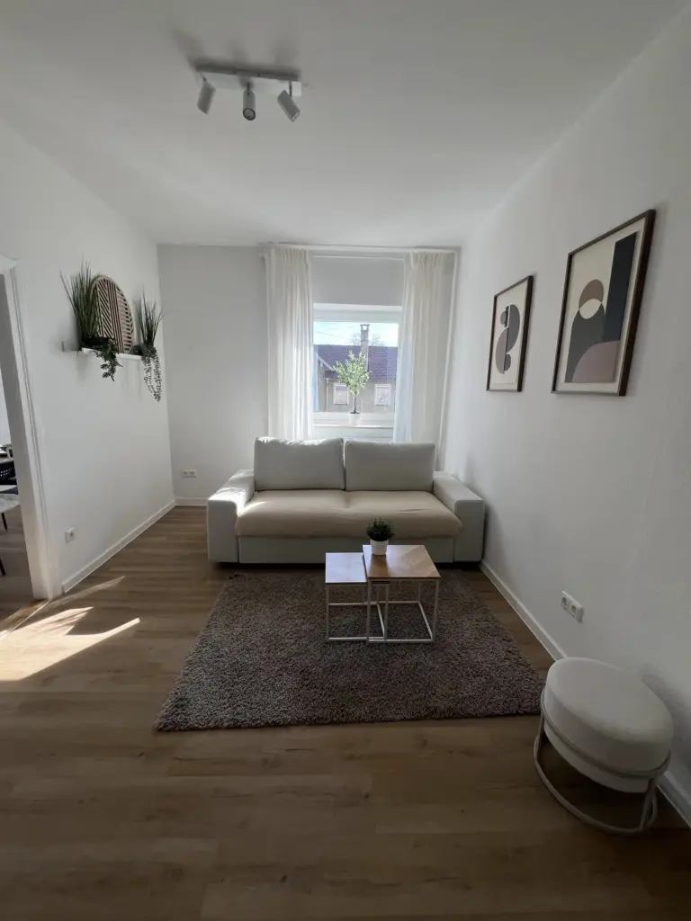 Ferienwohnung SANJI in Memmingen – Wohnzimmer mit Sofa und Couchtisch