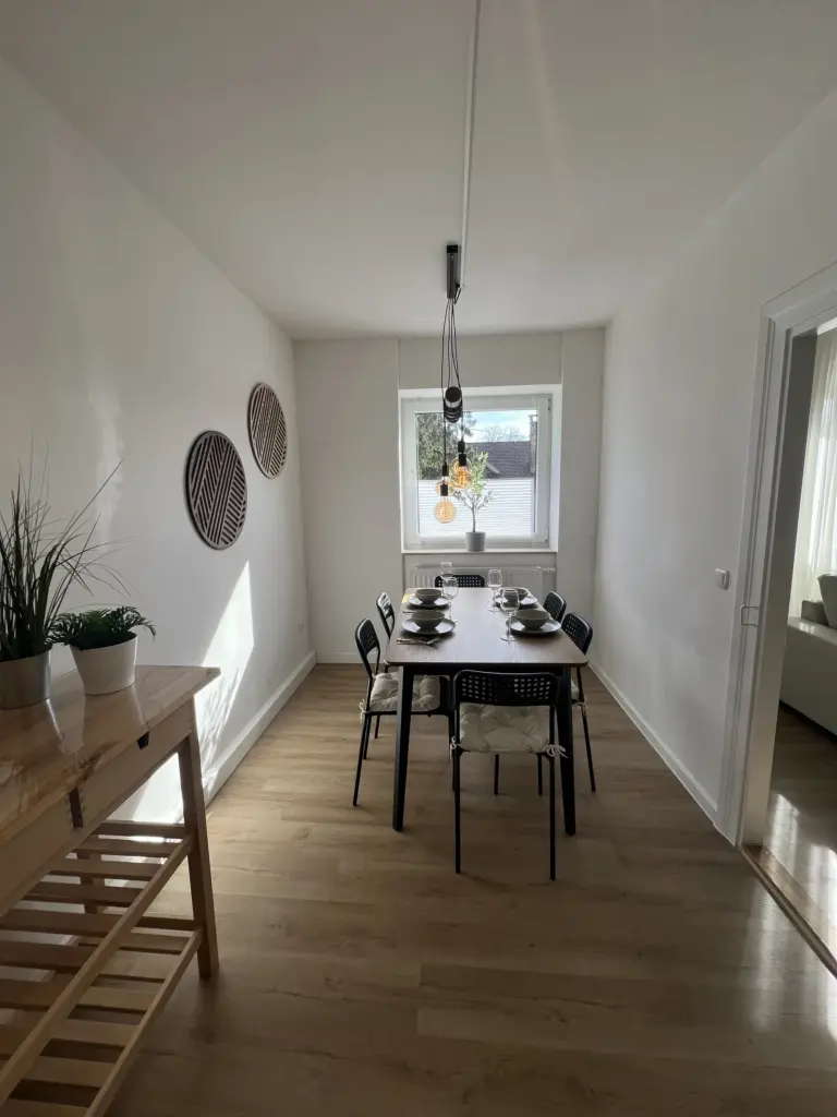 Ferienwohnung SANJI in Memmingen – Esstisch für die ganze Gruppe