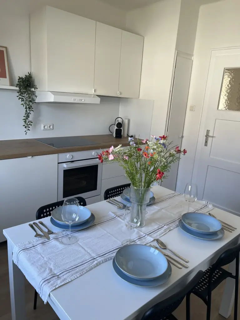 Ferienwohnung ZORO in Memmingen – Esstisch für die ganze Gruppe