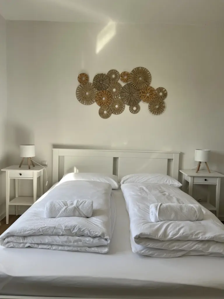 Ferienwohnung LYSOP in Memmingen – Schlafzimmer mit Doppelbett