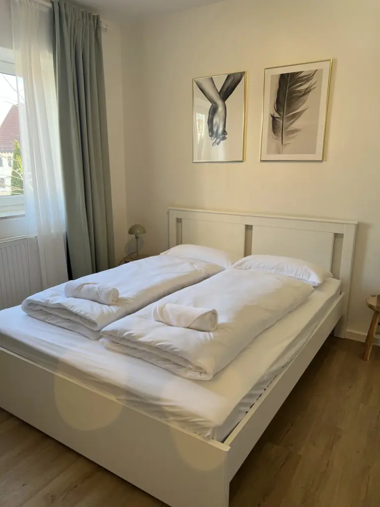 Ferienwohnung SANJI in Memmingen – Schlafzimmer mit Doppelbett