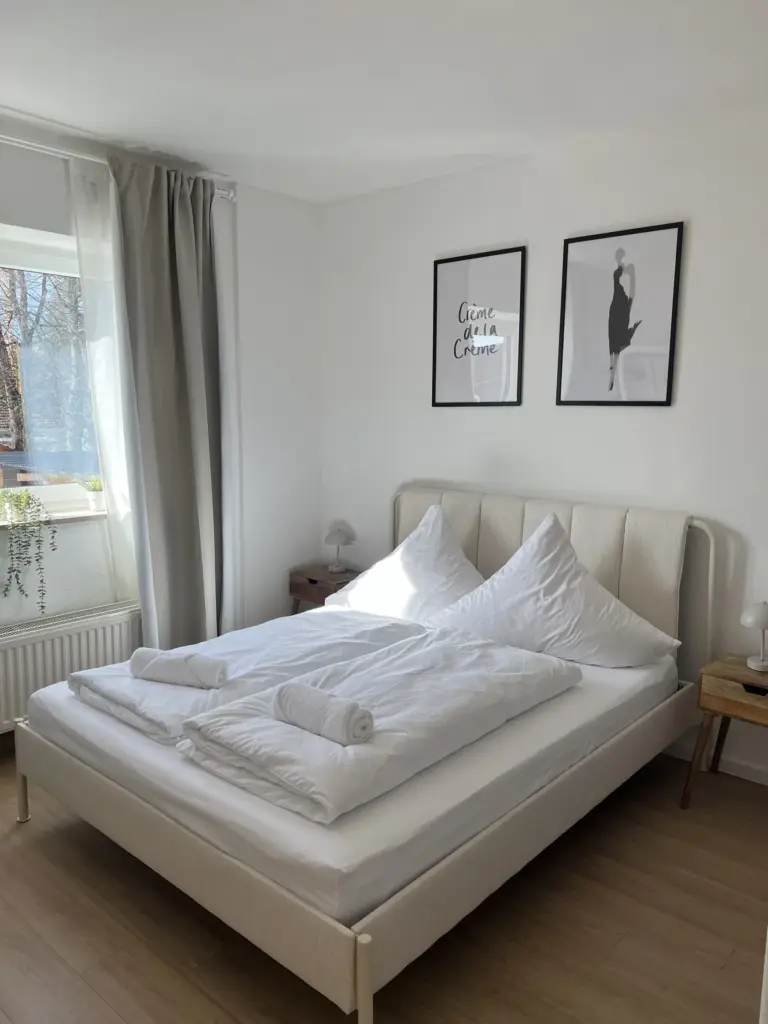 Ferienwohnung TONY in Memmingen – Schlafzimmer mit Doppelbett