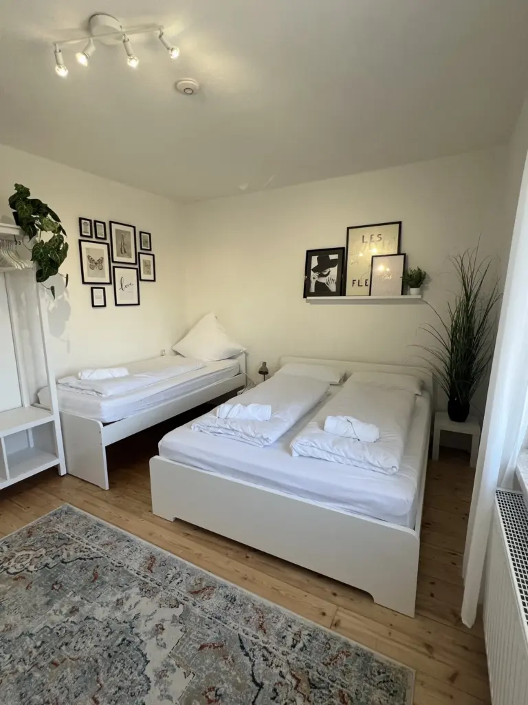 Ferienwohnung ZORO in Memmingen – Schlafzimmer mit Doppelbett