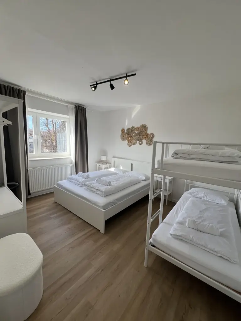 Ferienwohnung LYSOP in Memmingen – Schlafzimmer mit Doppelbett und Etagenbett