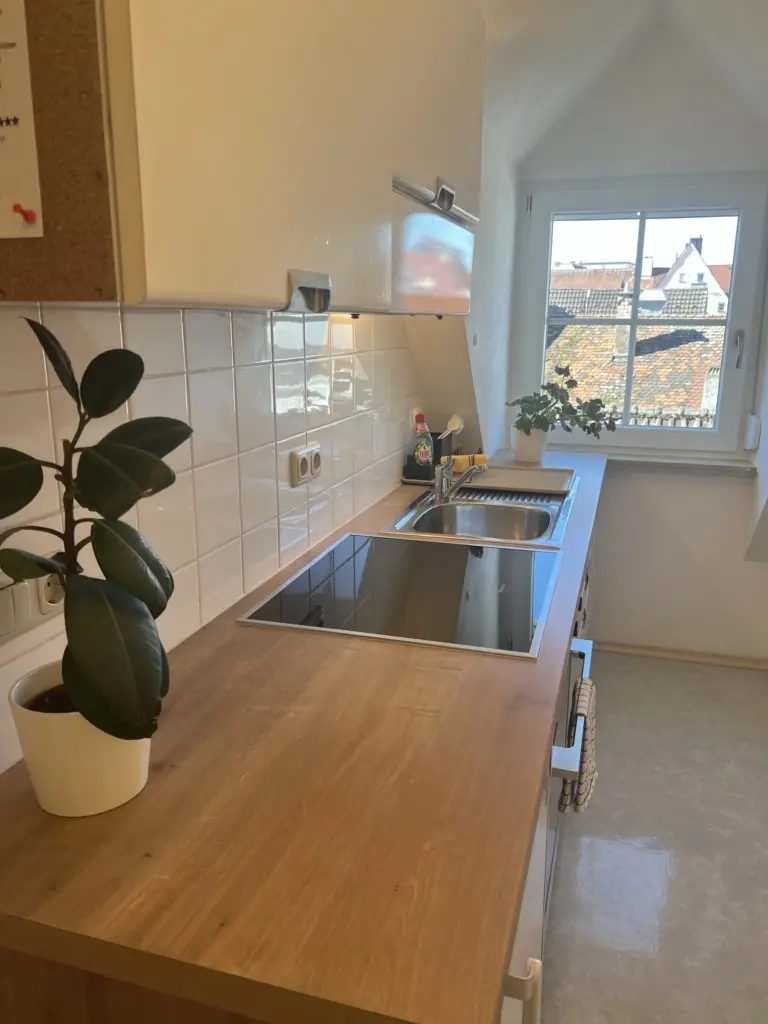 Ferienwohnung NAMI in Memmingen – Küchenzeile mit Ceranfeld