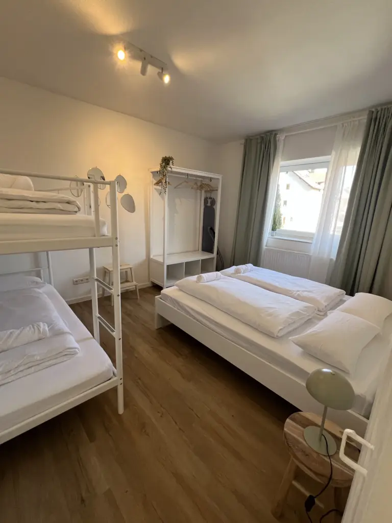 Ferienwohnung SANJI in Memmingen – Schlafzimmer mit Doppelbett und Etagenbett
