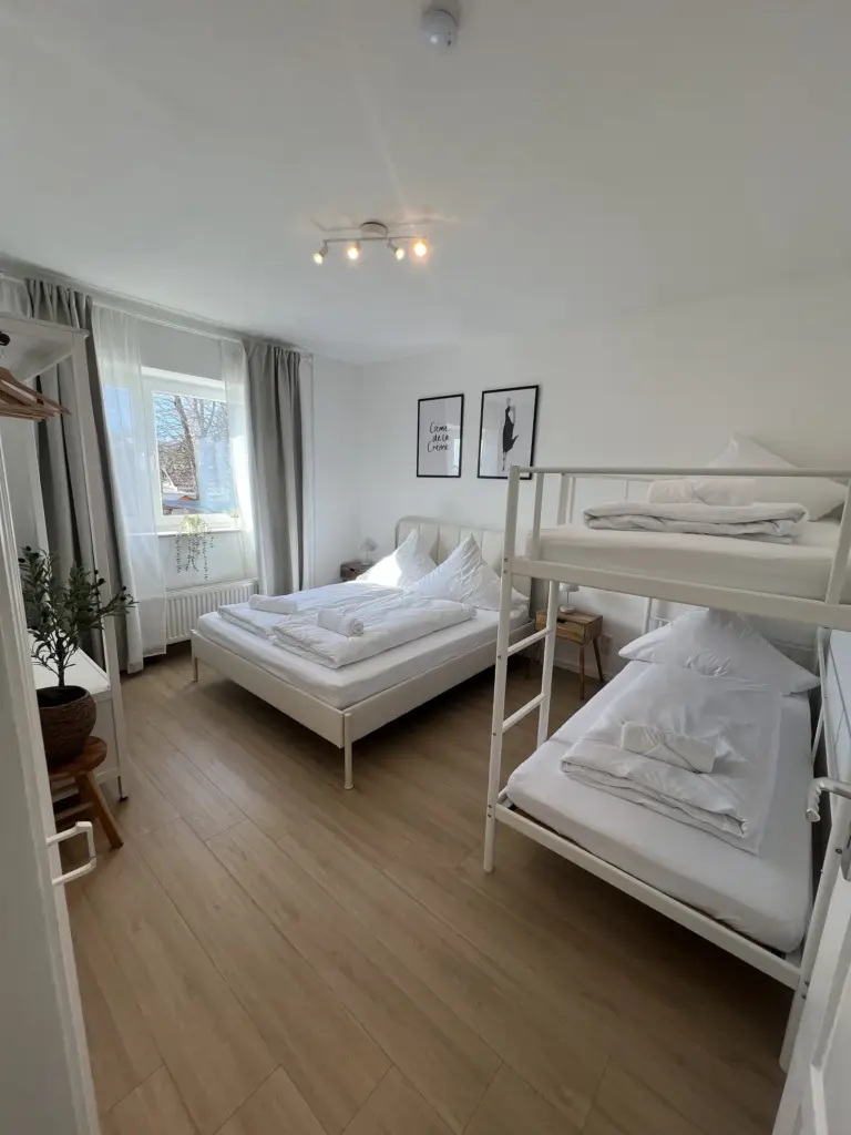 Ferienwohnung TONY in Memmingen – Schlafzimmer mit Doppelbett und Etagenbett