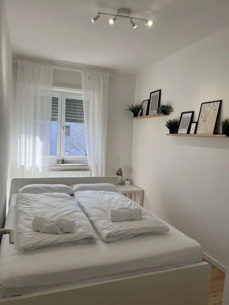 Ferienwohnung ZORO in Memmingen – Doppelbett mit frischer Bettwäsche