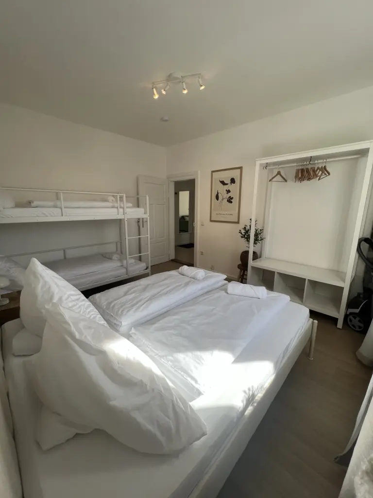Ferienwohnung TONY in Memmingen – Schlafzimmer mit offener Garderobe
