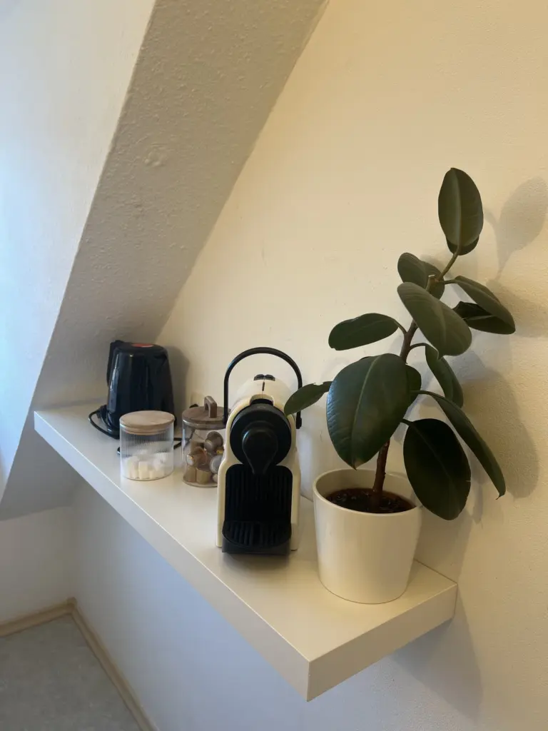 Ferienwohnung NAMI in Memmingen – Kaffeeecke mit Kapselmaschine