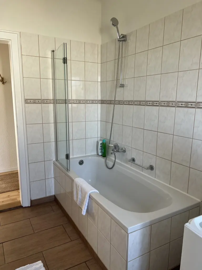 Ferienwohnung ZORO in Memmingen – Badezimmer mit Badewanne